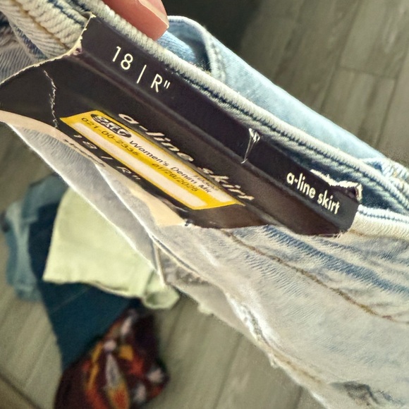 Ava & Viv|Midi A-line denim skirt,light wash,NWT•••Plus size Light Blue Skirt - Picture 10 of 15